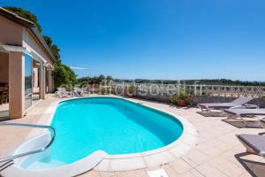 Maison avec piscine et belle vue à Lédenon